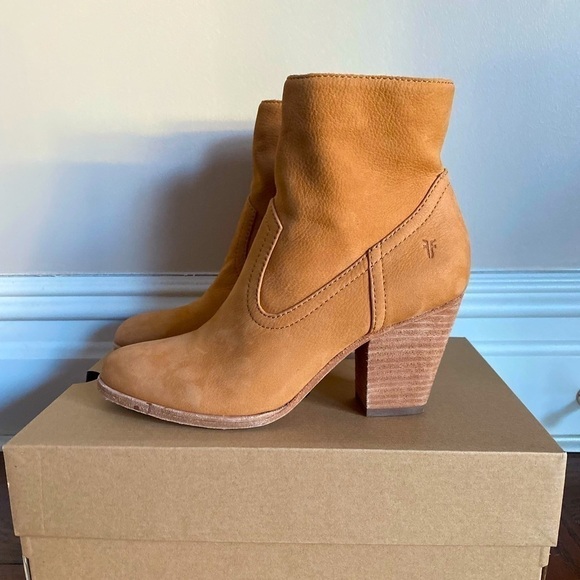 Frye Essa Leather Bootie in Sand Size 8M - Picture 1 of 9